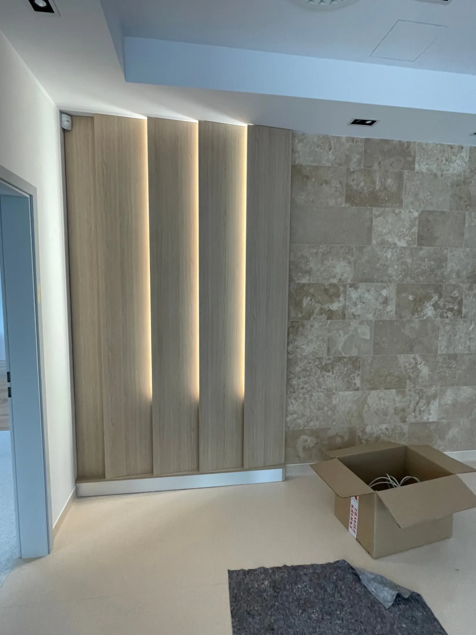 Rejtett LED-szalagos design falpanel