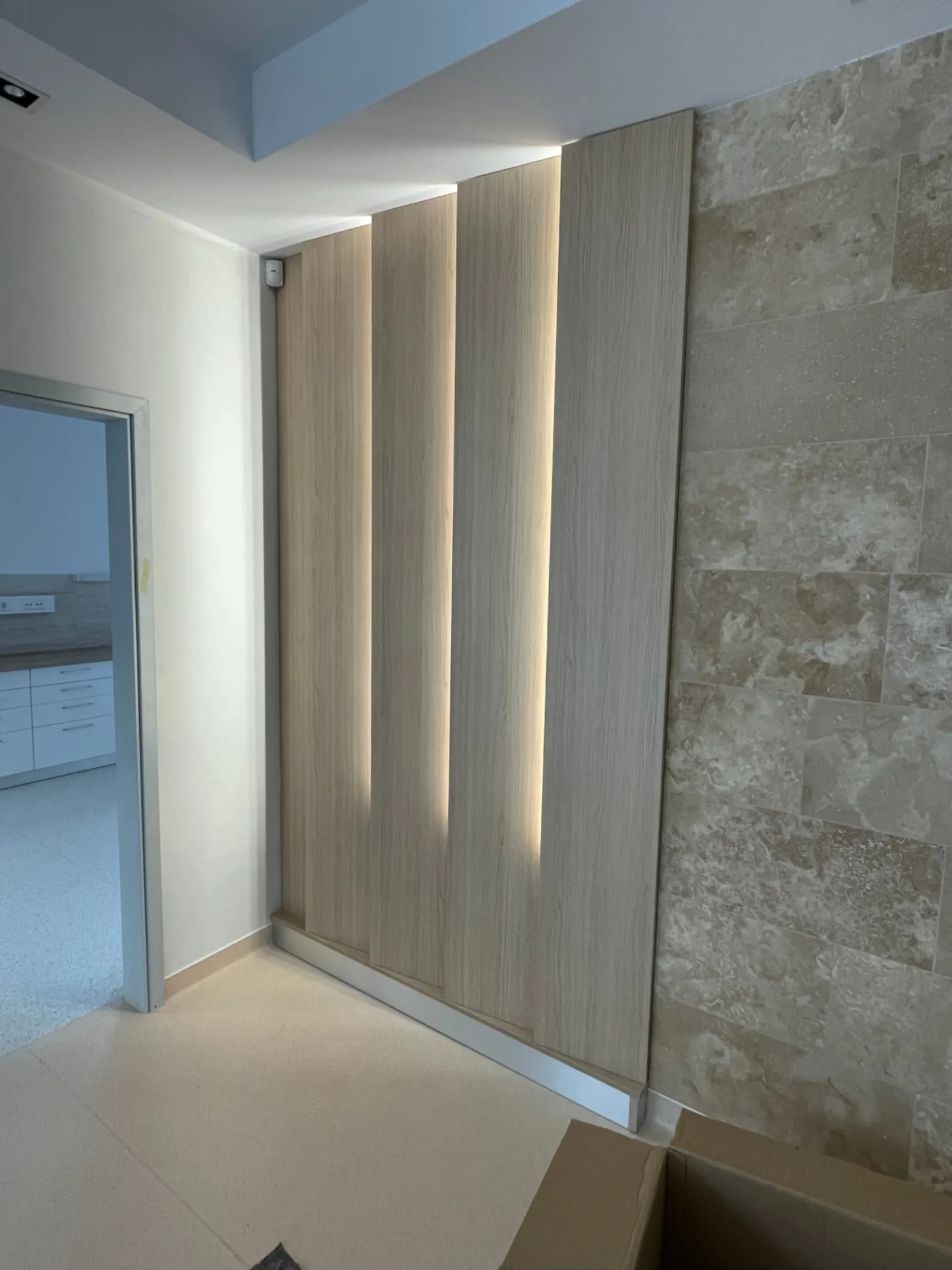 LED-szalagos falpanel – közelről
